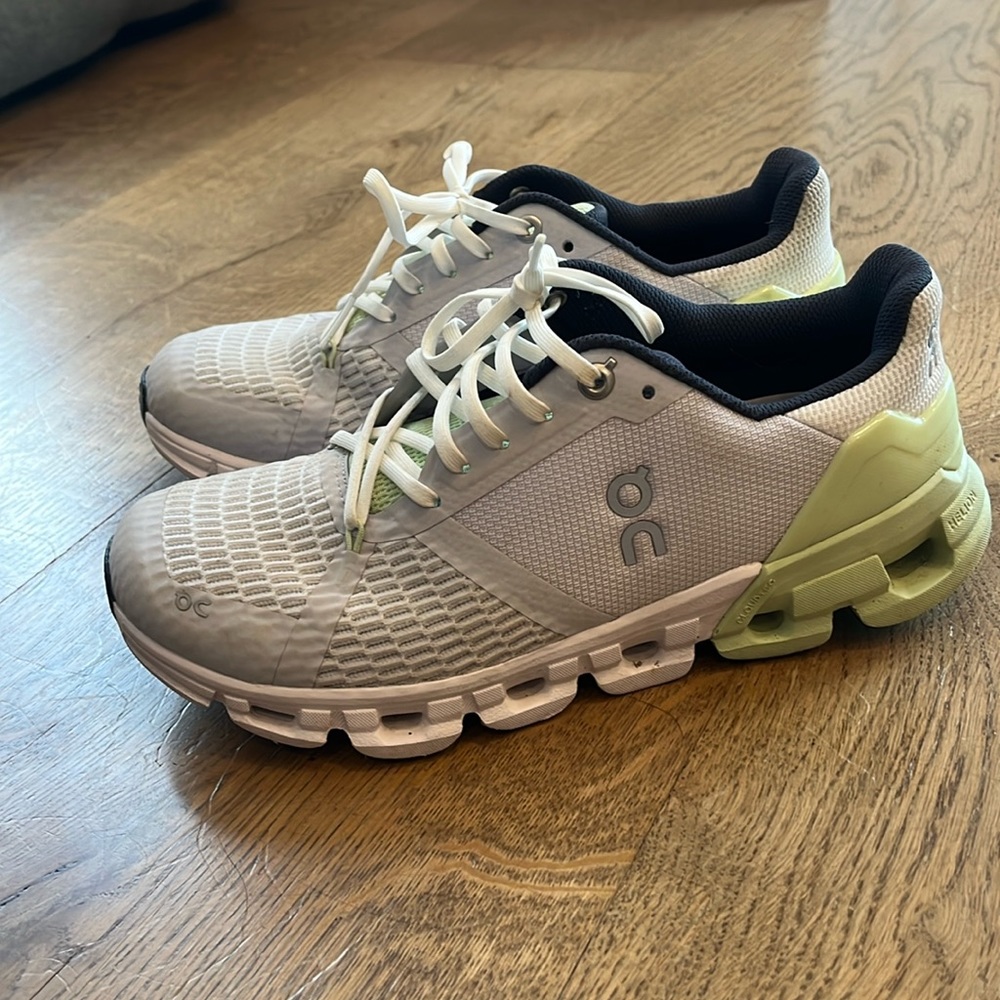 On Cloud Running 7 women’s shoe white and green